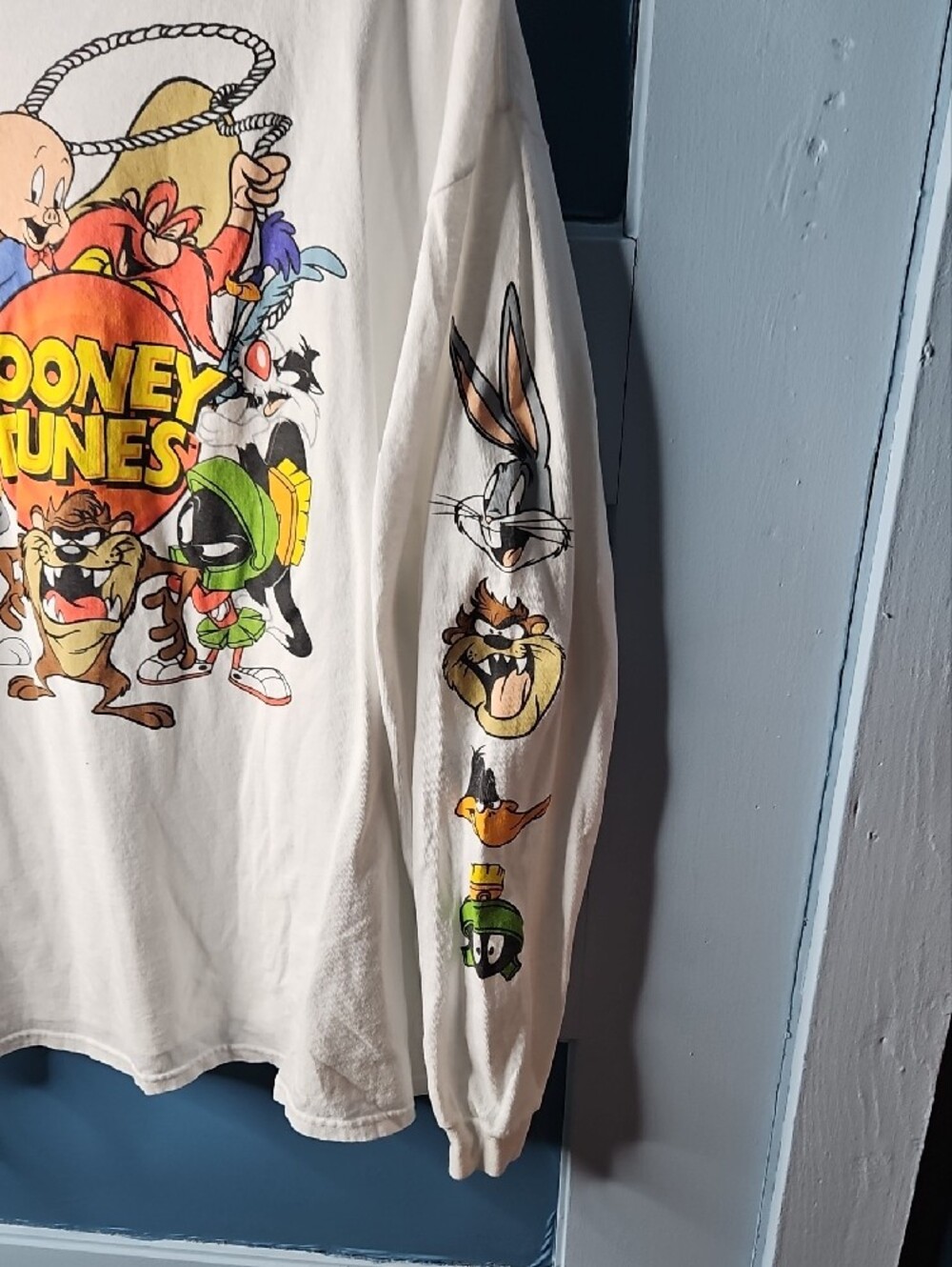Warner Bros. White Looney Tunes Long-Sleeve Tee with Colorful Character Print XL - Picture 4 of 9